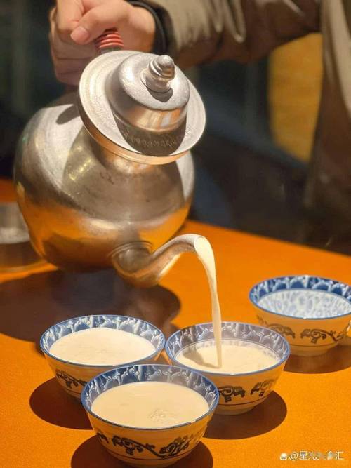 西藏藏族传统木质酥油茶桶打茶场景