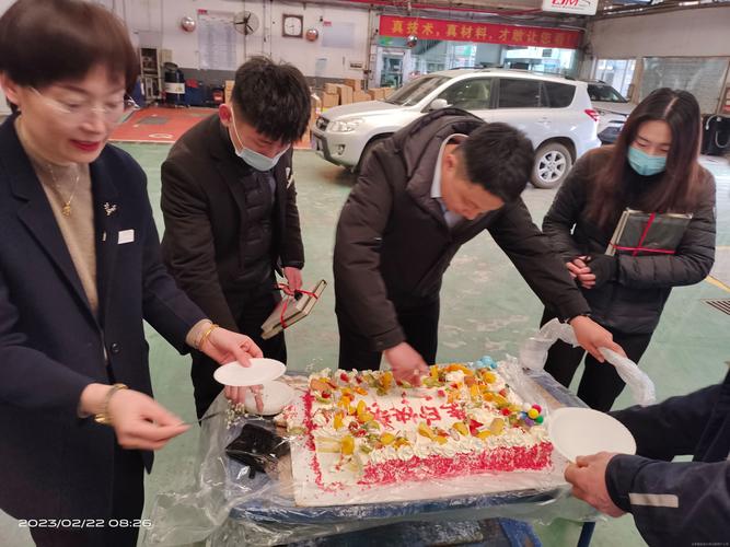 工厂值班室班组节日分蛋糕实拍