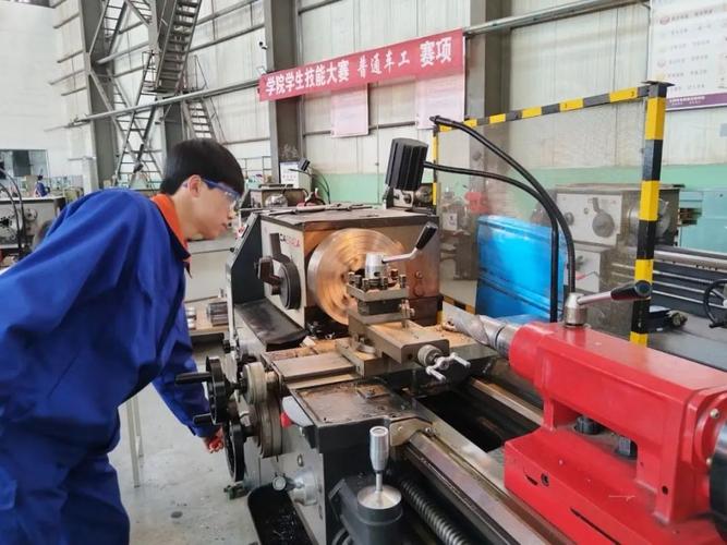 汽配厂车间工人手持工业平板查看数控加工图纸