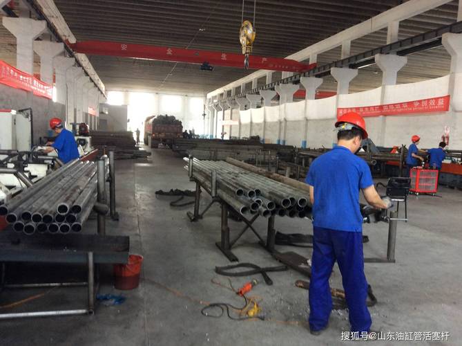 机械加工车间滚压光整加工油缸杆现场图