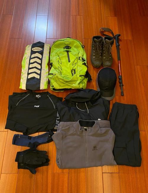 阳台角落随意堆放发霉的户外登山装备