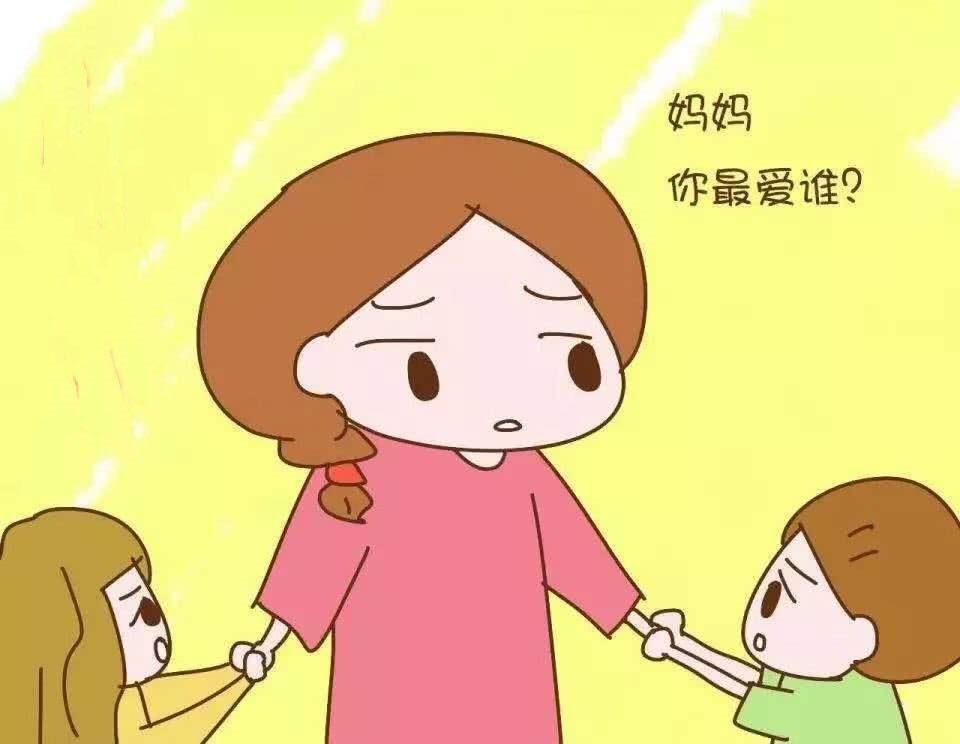 二胎家庭老大躲在房门后看妈妈抱老二场景