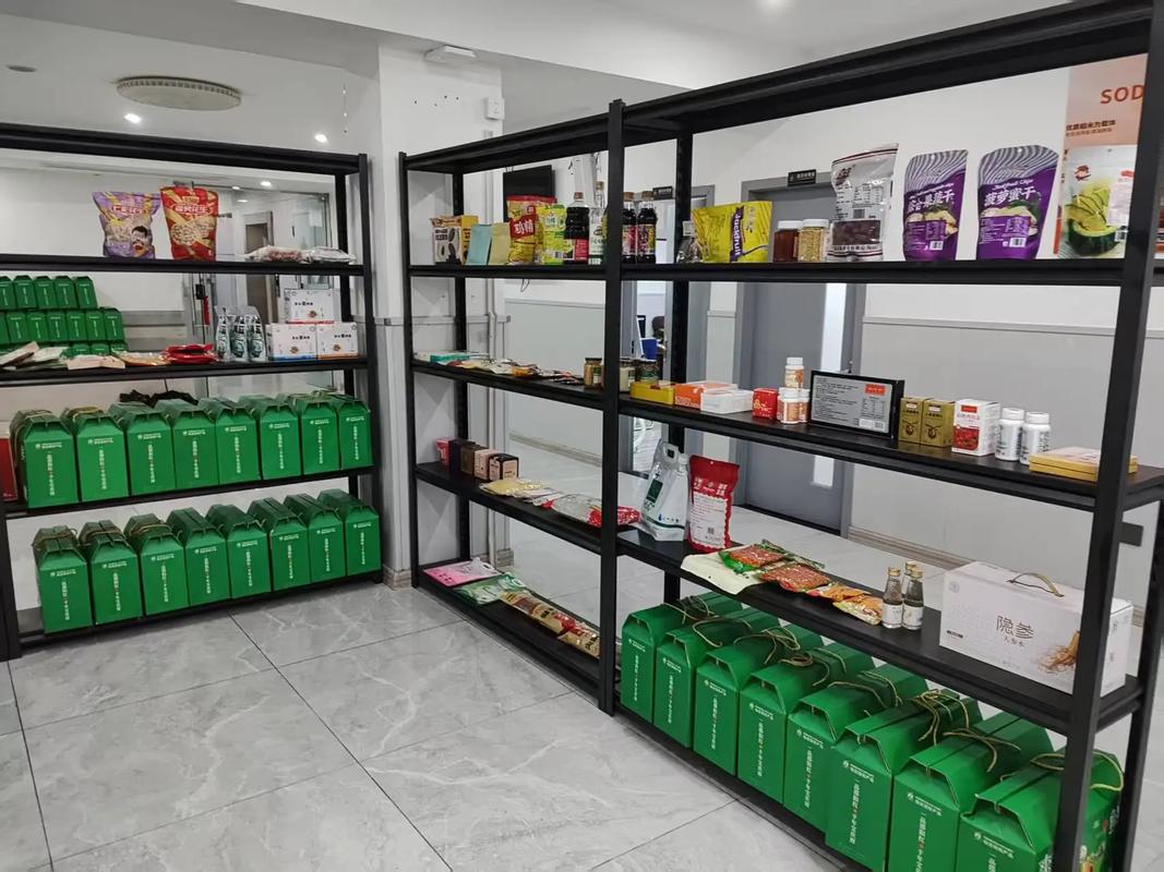 直播间堆满待选品的样品架,杂乱但充满真实感