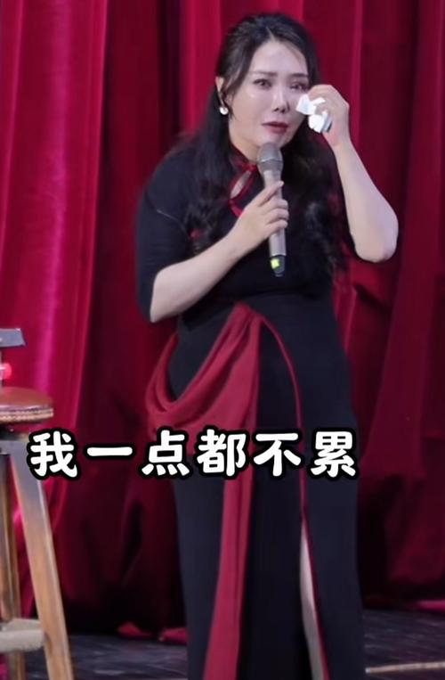 脱口秀演员台上冷场尴尬表情