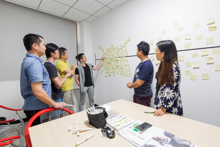 中小企业设计思维现场讨论便利贴实景