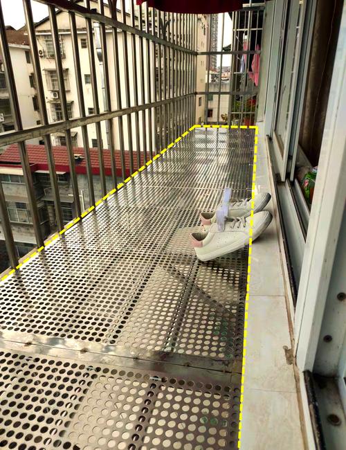 城市小区相邻阳台防盗网纠纷现场图