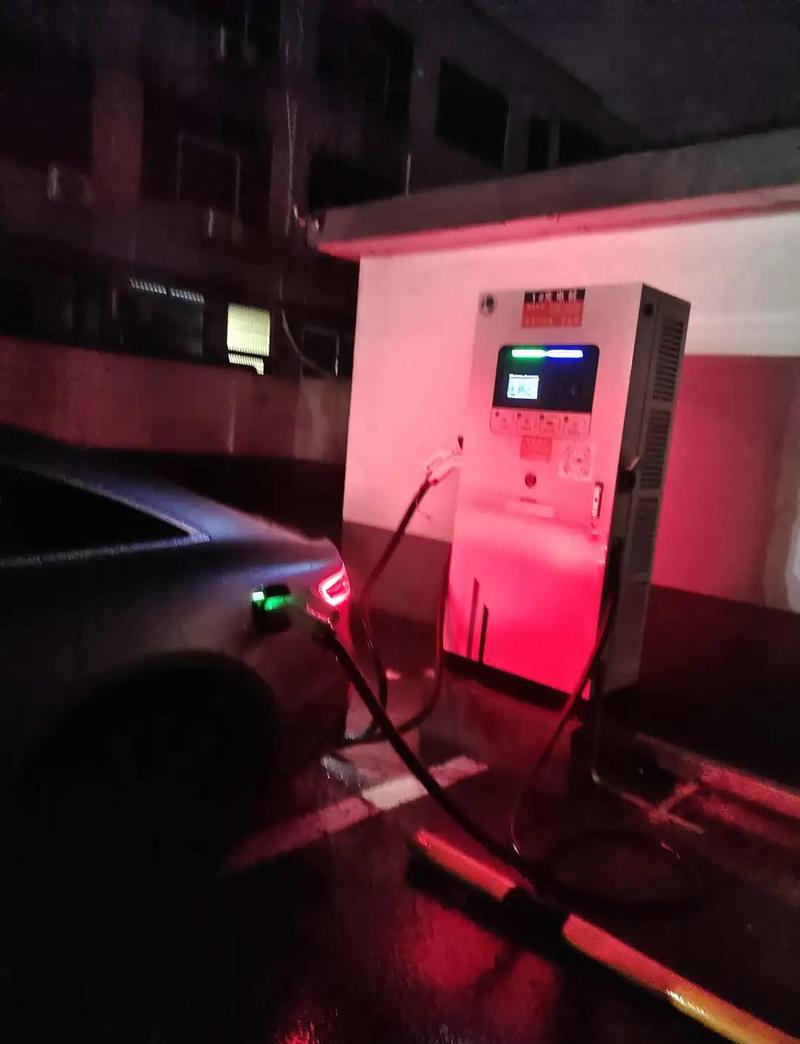 南京紫金山脚下充电站外卖小哥临时充电实拍