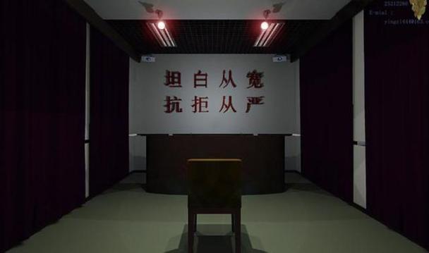黑暗审讯室里嫌疑人被强光照射,墙上挂着“坦白从宽”的标语