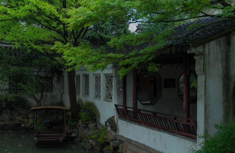 苏州园林廊下飞檐翘角雨天甩水实景