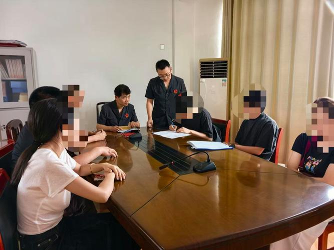 兄妹俩在法院走廊为继承财产争执的真实场景