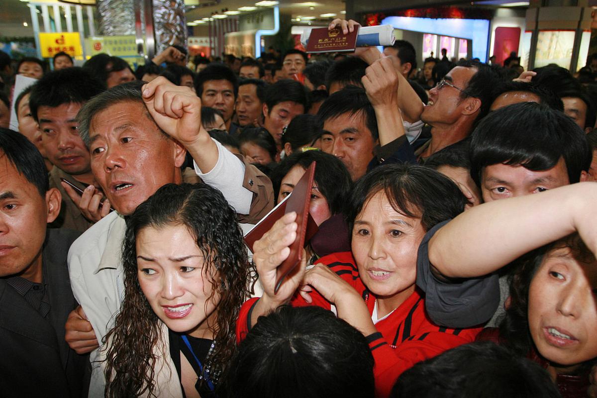 购物狂潮人群争抢从众效应