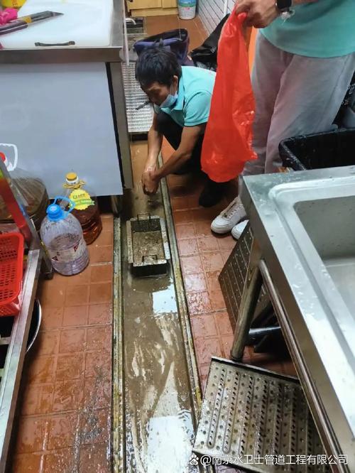 餐饮门店水管爆裂停业清理场景图