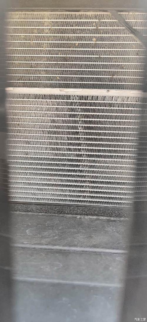 被高压水枪冲倒的汽车冷凝器散热翅片特写