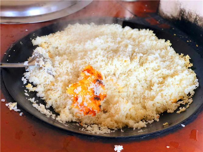 湖北南漳麻城河村秋收农家新米锅巴饭