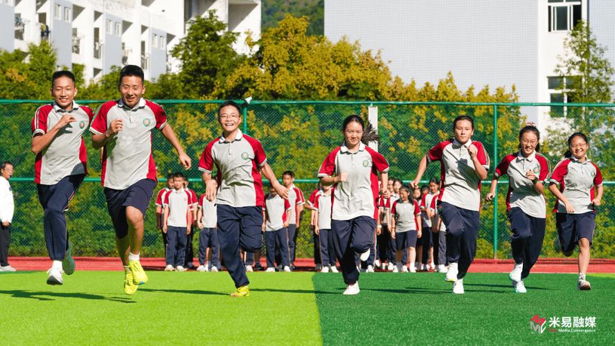 小学操场看台边两个坐在一起分软糖的小学生