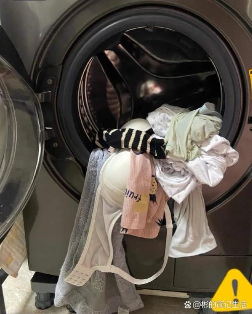 攒在洗衣篮里的贴身内衣和脏袜子实拍