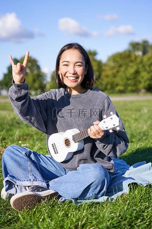 成人学员在公园弹奏尤克里里欢笑场景