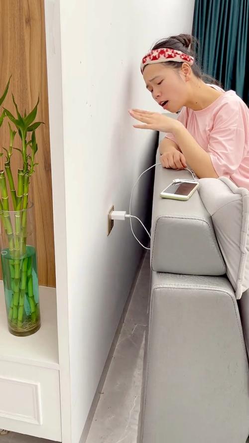 客厅角落睡前充电的手机和电子产品