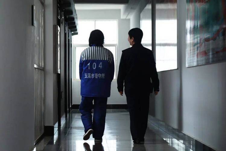 律师拎包进入看守所大门背影照片
