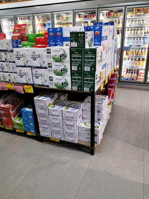 商超货架燕麦奶产品陈列实拍图
