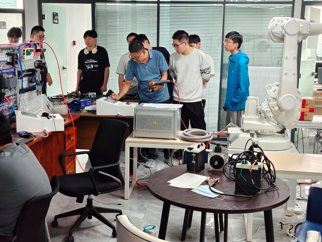 机械设计专业学生工业数据建模课堂讨论实拍