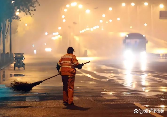 工人戴着蓝光眼镜在夜班后回家路上