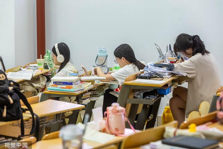 教室中安静自习的学生与墙上张贴的校规
