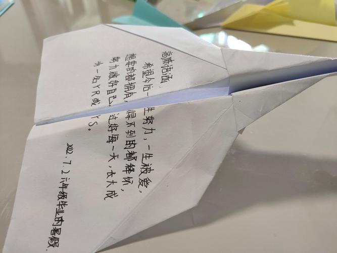 小学教室后排被撕下来折成纸飞机的数学练习册