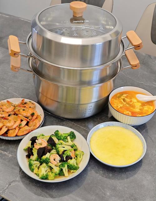 家用蒸锅分层摆放蒸制食材实景图