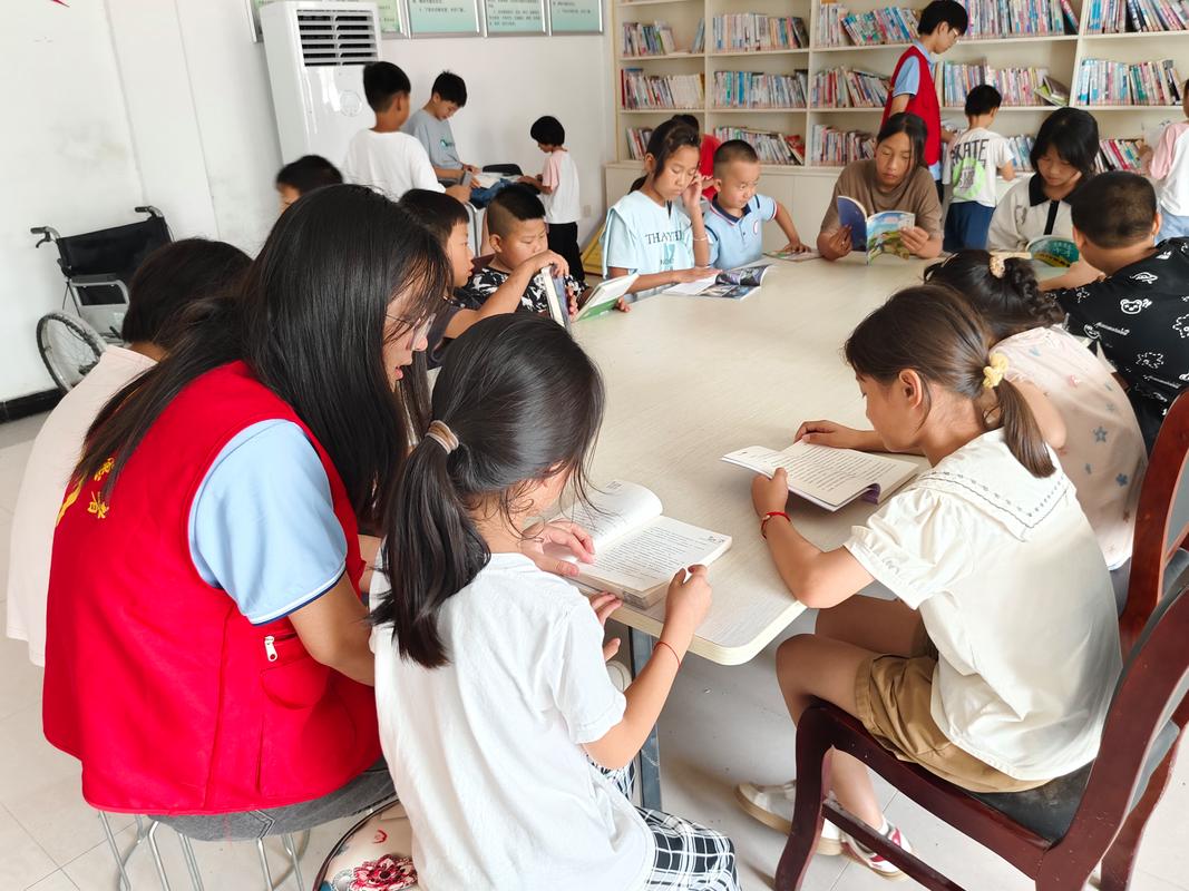 乡村小学的简易图书角孩子们坐在地上看书