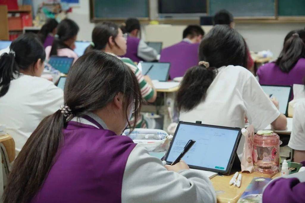 学生使用平板电脑进行智慧课堂互动