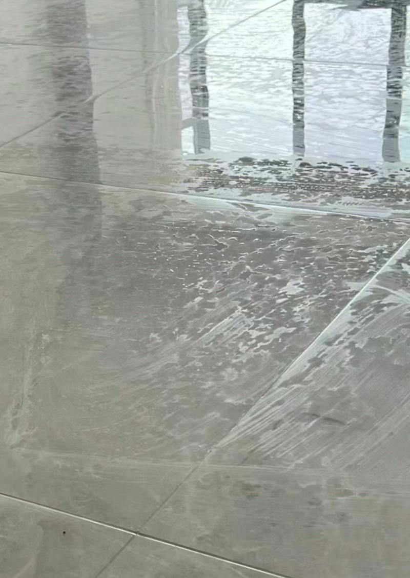 刚拖完的米白色地砖表面浮着细灰尘水印