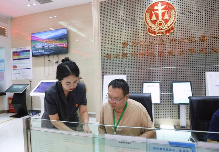 法院立案窗口当事人咨询场景实拍图