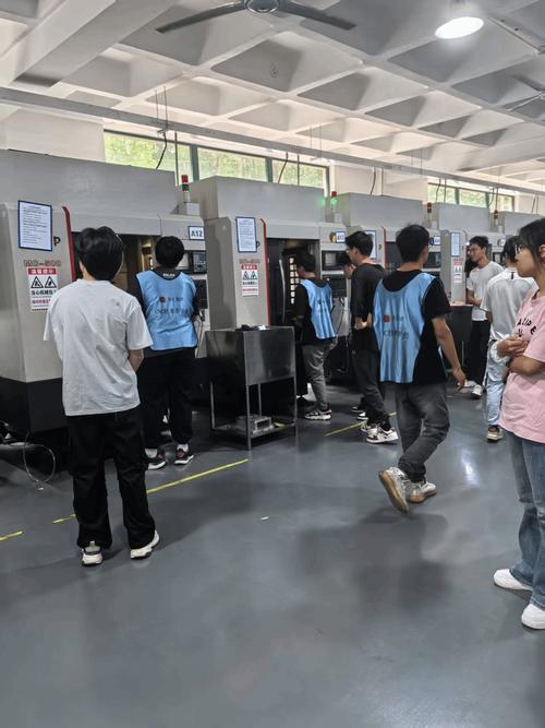 中学生参观工厂车间体验机械工程