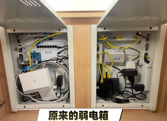 弱电箱内部光猫交换机整齐摆放示例