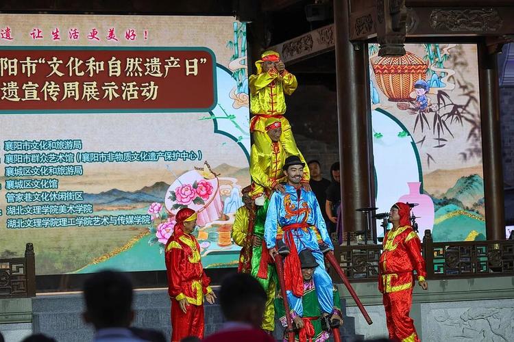 湖北南漳阴锣鼓非遗传承人持乐器留影