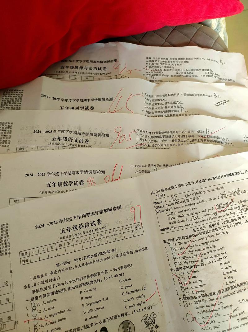 数学考试低分试卷与沮丧学生特写