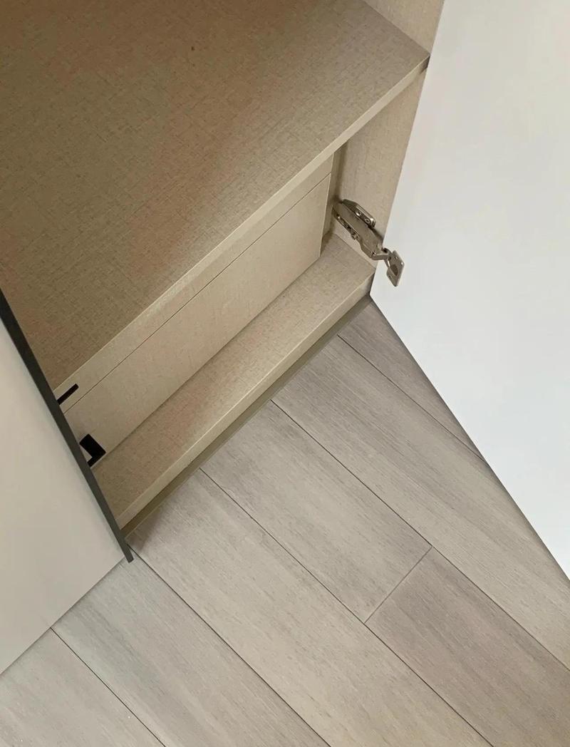 衣柜底部垫脚防潮收纳实景