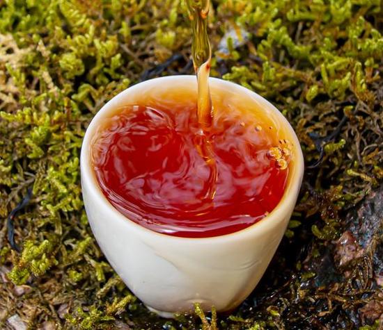 武夷山山泉水泡岩茶茶汤特写