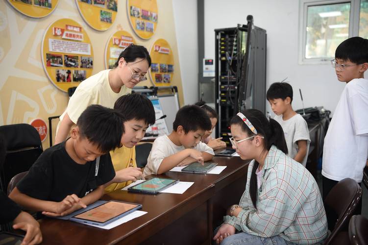 小组合作学习科普阅读场景