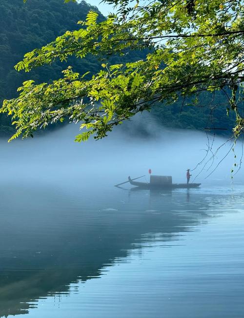 浙江杭州千岛湖清晨湖景晨雾