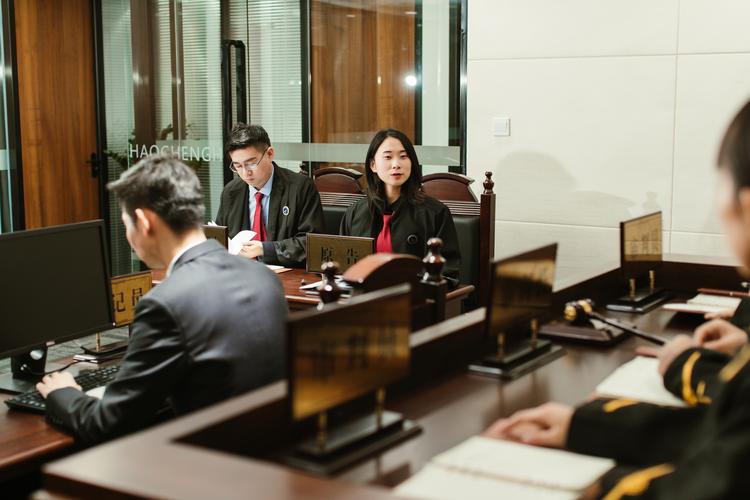 离婚律所律师与客户交谈场景