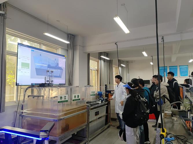 大学实验室开放日学生参观