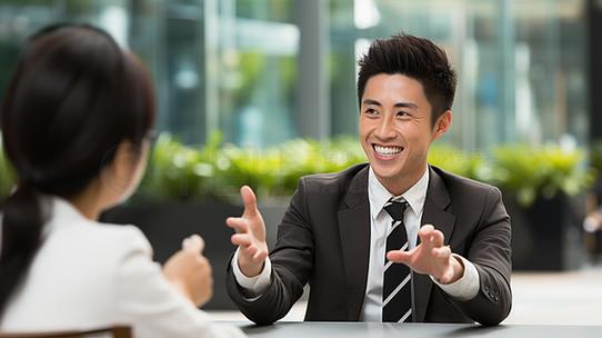 求职者自信回答面试问题正面照