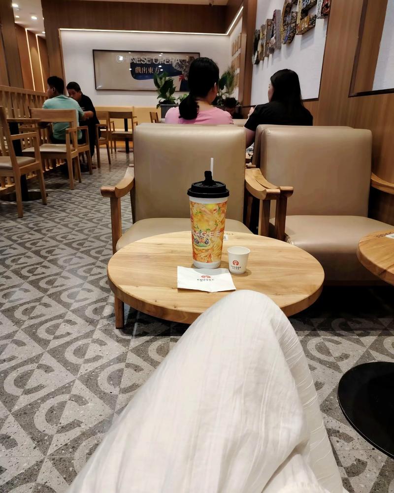 年轻人职场迷茫蹲奶茶店发呆