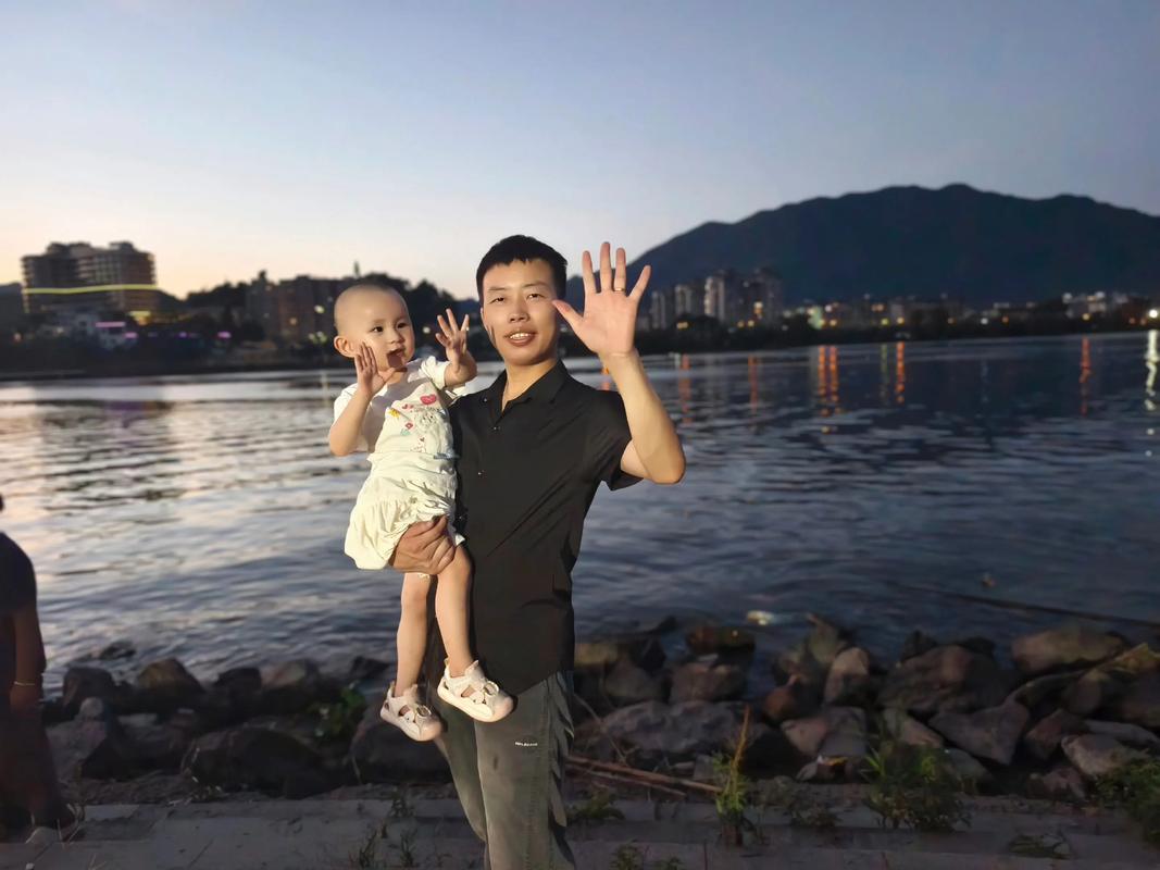 爸爸带娃参与社区户外亲子活动照片