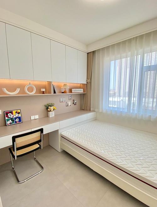 小户型卧室定制榻榻米床安装完成实景图