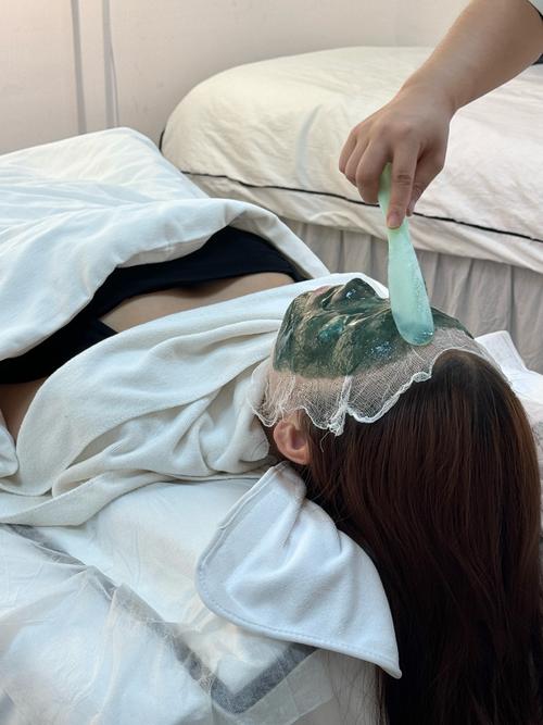 软布薄涂天然保养膏操作实景图