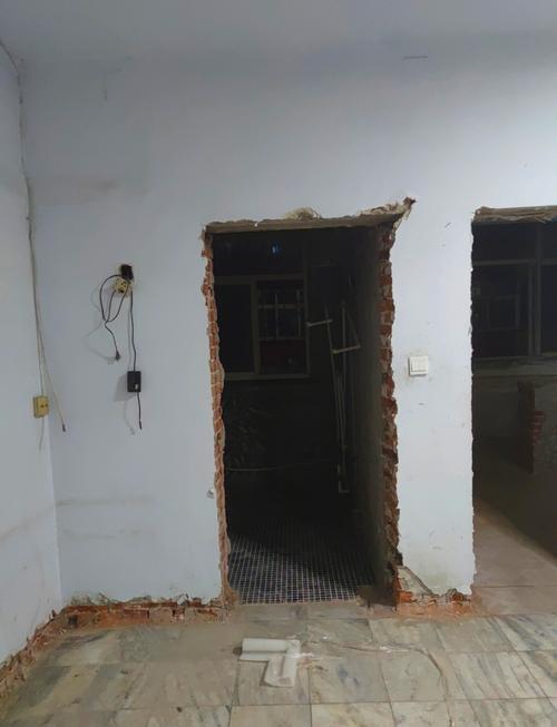 老破小装修砸出墙面壁画现场