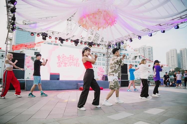 朋友在公园为求婚快闪排练舞蹈